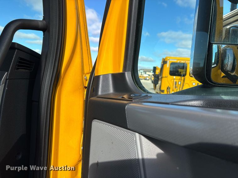 image for item ER4730 2020 Freightliner Cascadia 126 semi truck