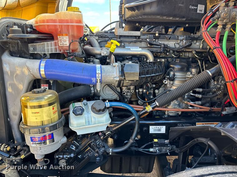 image for item ER4730 2020 Freightliner Cascadia 126 semi truck