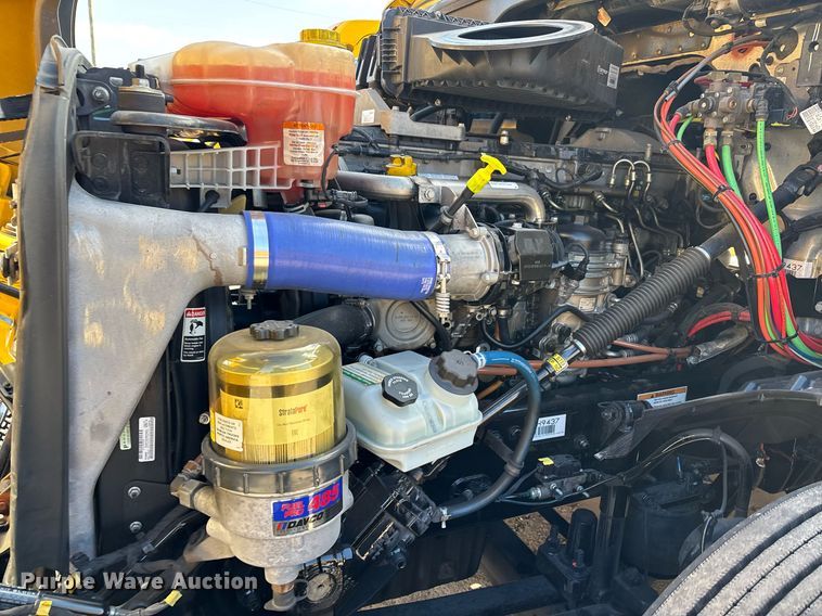 image for item ER4730 2020 Freightliner Cascadia 126 semi truck