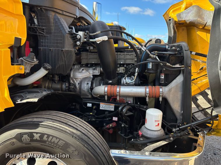 image for item ER4730 2020 Freightliner Cascadia 126 semi truck