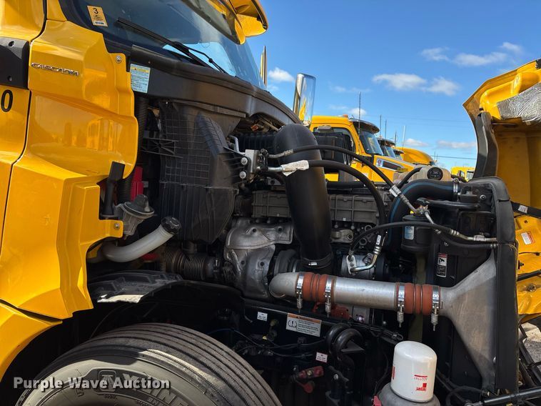 image for item ER4730 2020 Freightliner Cascadia 126 semi truck