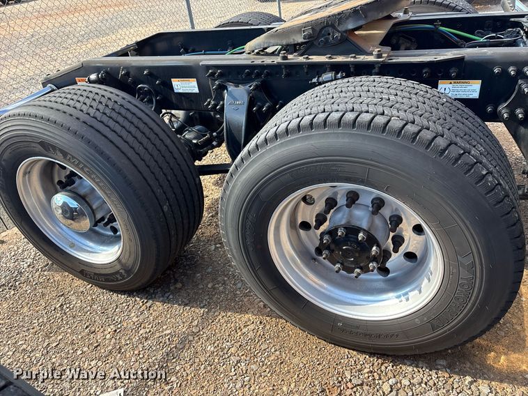 image for item ER4730 2020 Freightliner Cascadia 126 semi truck