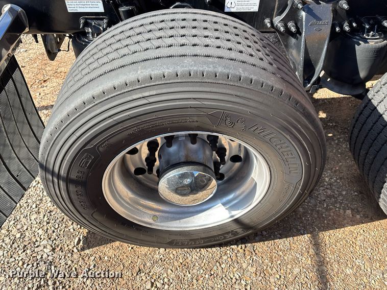 image for item ER4730 2020 Freightliner Cascadia 126 semi truck