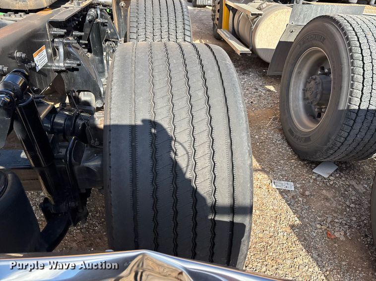 image for item ER4730 2020 Freightliner Cascadia 126 semi truck