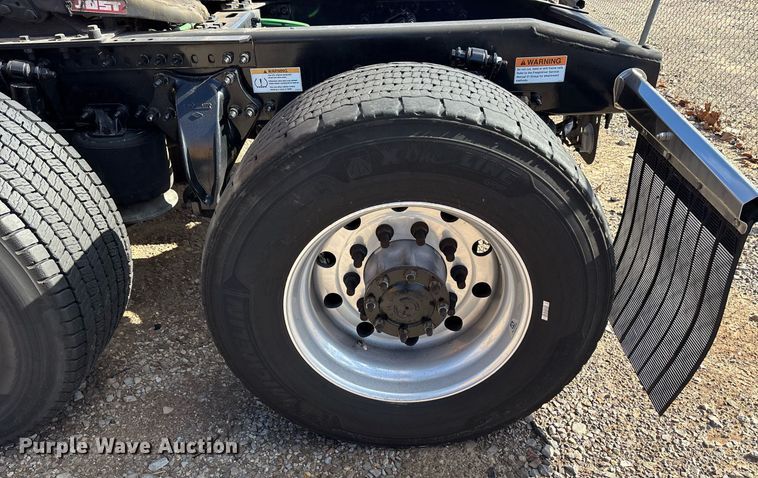 image for item ER4730 2020 Freightliner Cascadia 126 semi truck