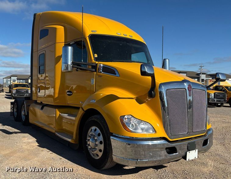 image for item ER4731 2021 Kenworth T680 semi truck