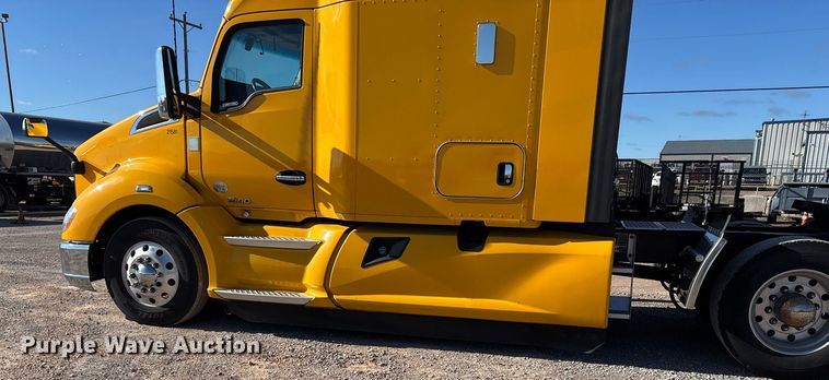 image for item ER4731 2021 Kenworth T680 semi truck