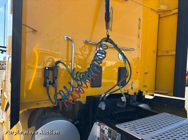 image for item ER4731 2021 Kenworth T680 semi truck