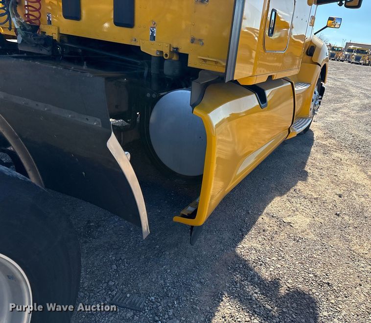image for item ER4731 2021 Kenworth T680 semi truck