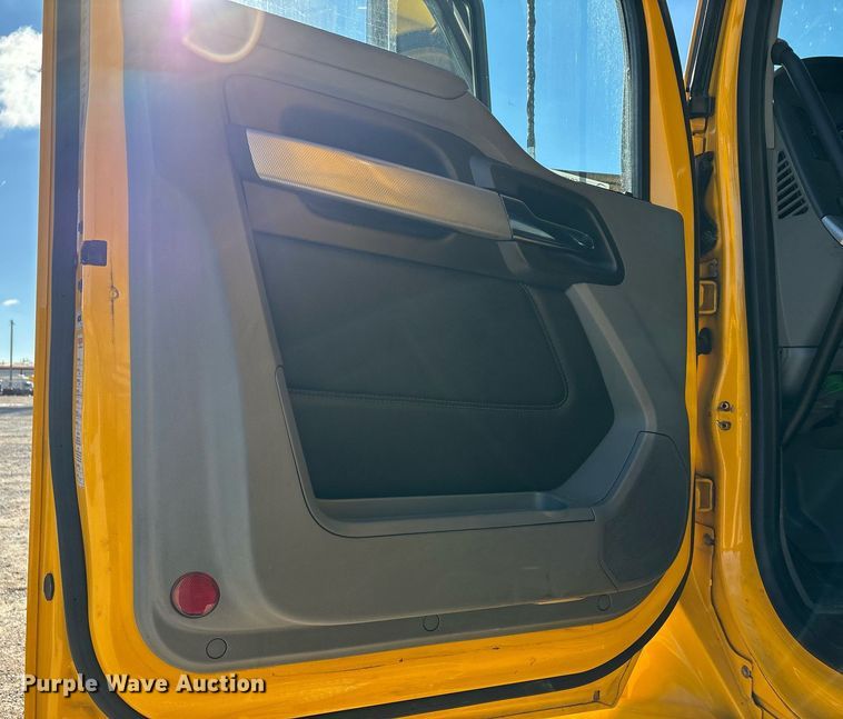 image for item ER4731 2021 Kenworth T680 semi truck