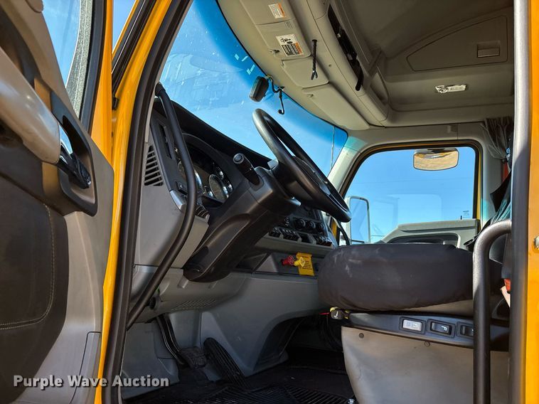 image for item ER4731 2021 Kenworth T680 semi truck