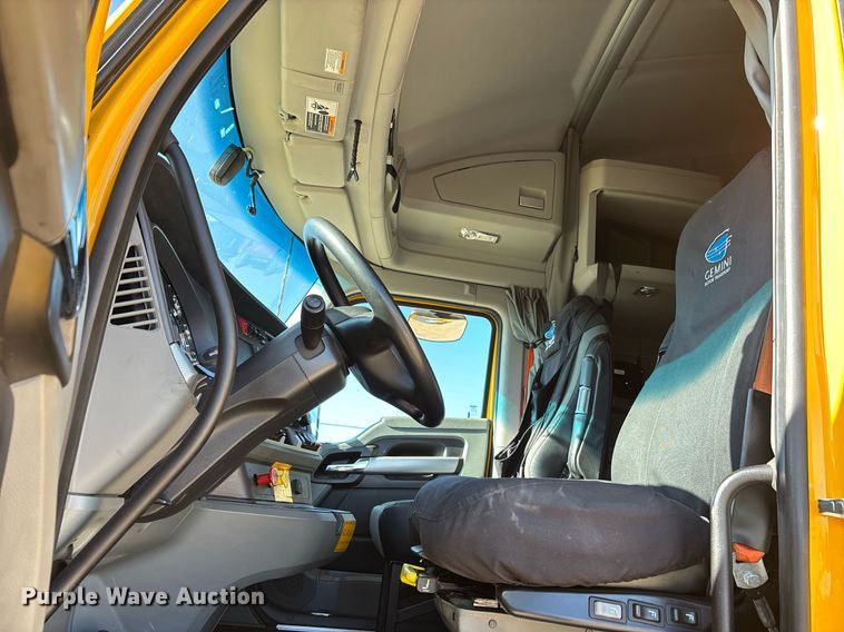 image for item ER4731 2021 Kenworth T680 semi truck