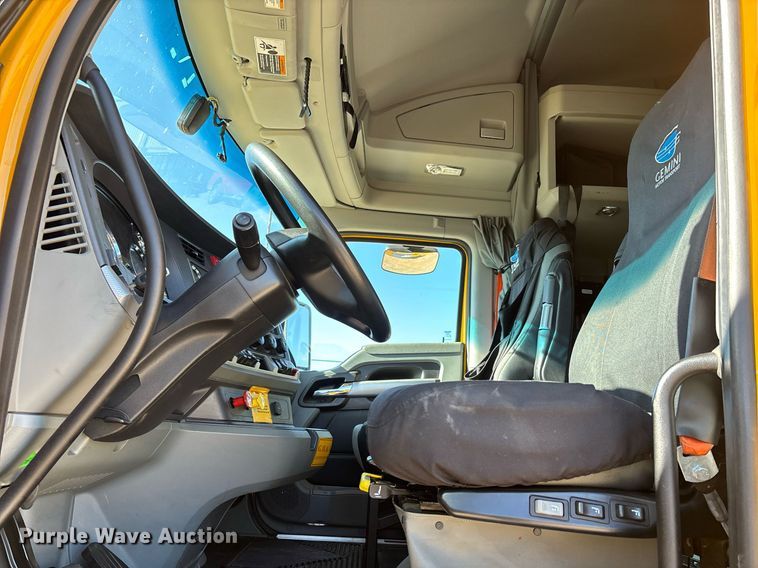 image for item ER4731 2021 Kenworth T680 semi truck