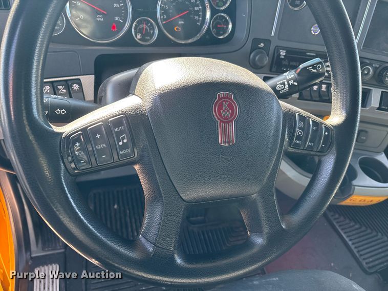 image for item ER4731 2021 Kenworth T680 semi truck