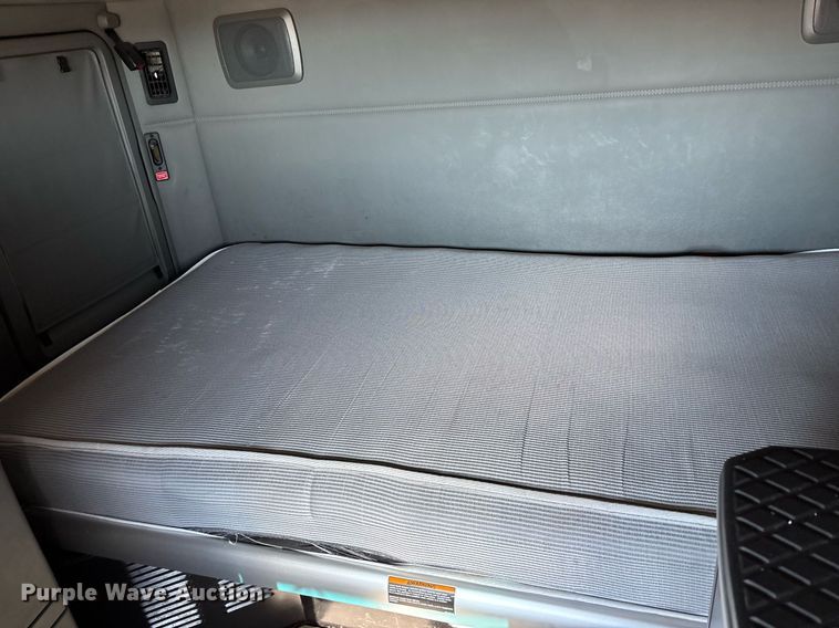 image for item ER4731 2021 Kenworth T680 semi truck