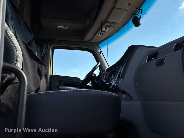 image for item ER4731 2021 Kenworth T680 semi truck