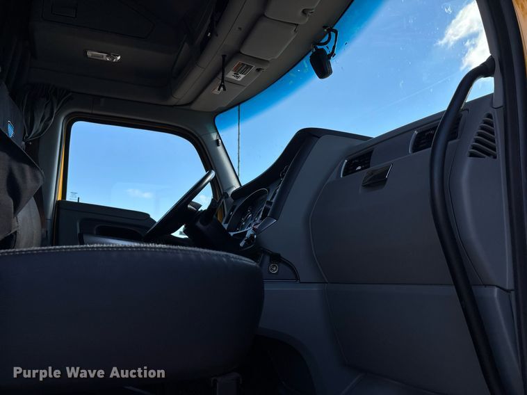 image for item ER4731 2021 Kenworth T680 semi truck