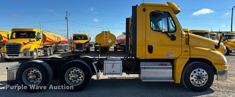 image for item ER4732 2018 Freightliner Cascadia 125 semi truck