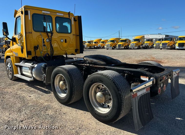 image for item ER4732 2018 Freightliner Cascadia 125 semi truck