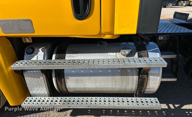 image for item ER4732 2018 Freightliner Cascadia 125 semi truck