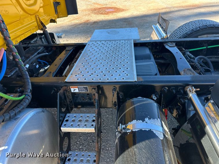 image for item ER4732 2018 Freightliner Cascadia 125 semi truck