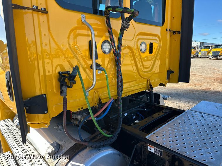 image for item ER4732 2018 Freightliner Cascadia 125 semi truck