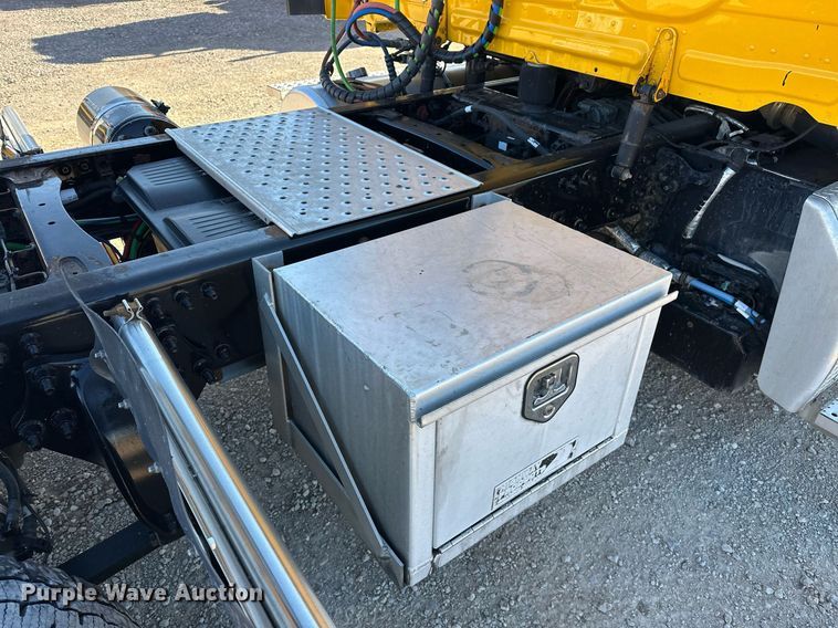 image for item ER4732 2018 Freightliner Cascadia 125 semi truck