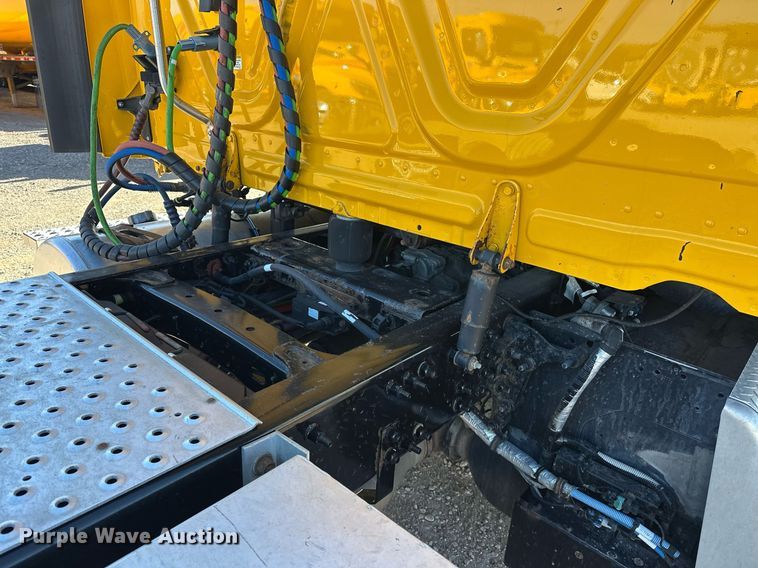 image for item ER4732 2018 Freightliner Cascadia 125 semi truck