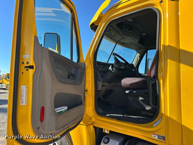 image for item ER4732 2018 Freightliner Cascadia 125 semi truck