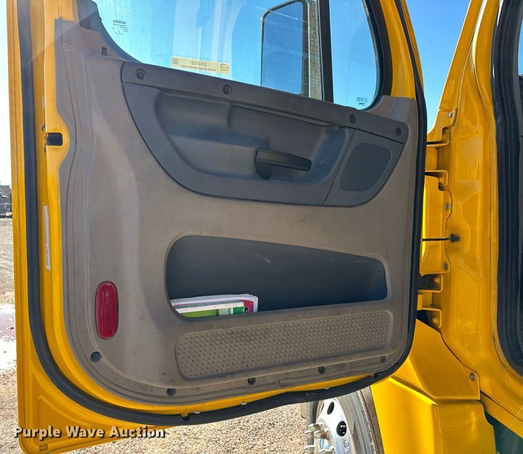 image for item ER4732 2018 Freightliner Cascadia 125 semi truck