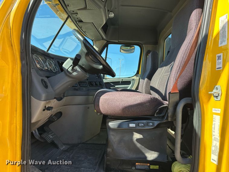 image for item ER4732 2018 Freightliner Cascadia 125 semi truck