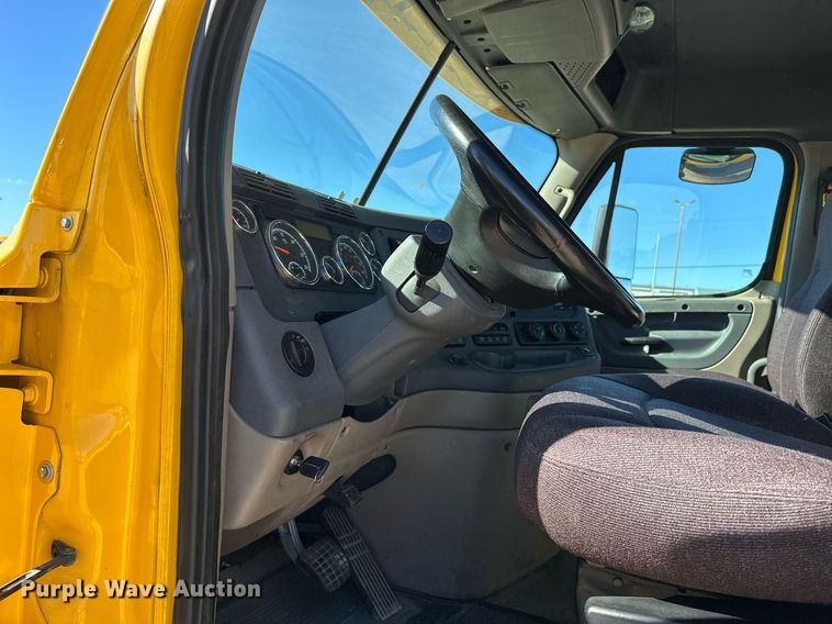 image for item ER4732 2018 Freightliner Cascadia 125 semi truck