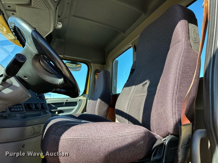 image for item ER4732 2018 Freightliner Cascadia 125 semi truck