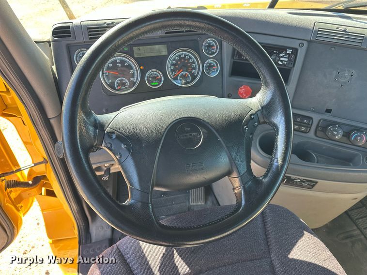 image for item ER4732 2018 Freightliner Cascadia 125 semi truck