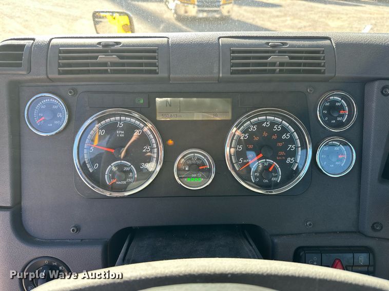 image for item ER4732 2018 Freightliner Cascadia 125 semi truck