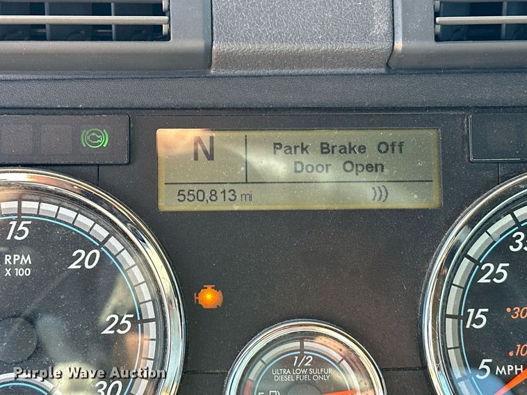 image for item ER4732 2018 Freightliner Cascadia 125 semi truck