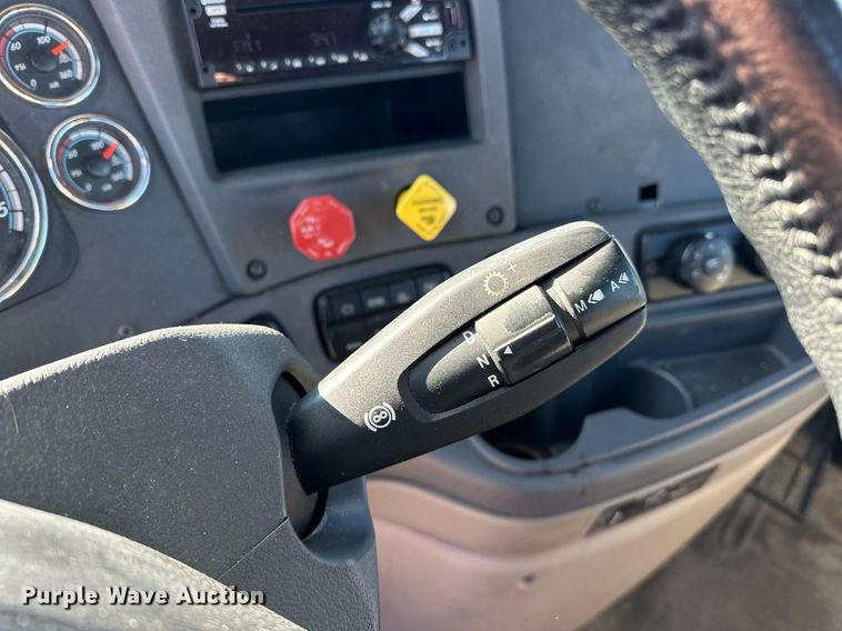 image for item ER4732 2018 Freightliner Cascadia 125 semi truck