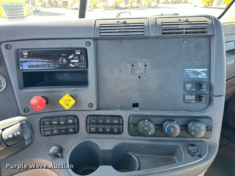 image for item ER4732 2018 Freightliner Cascadia 125 semi truck