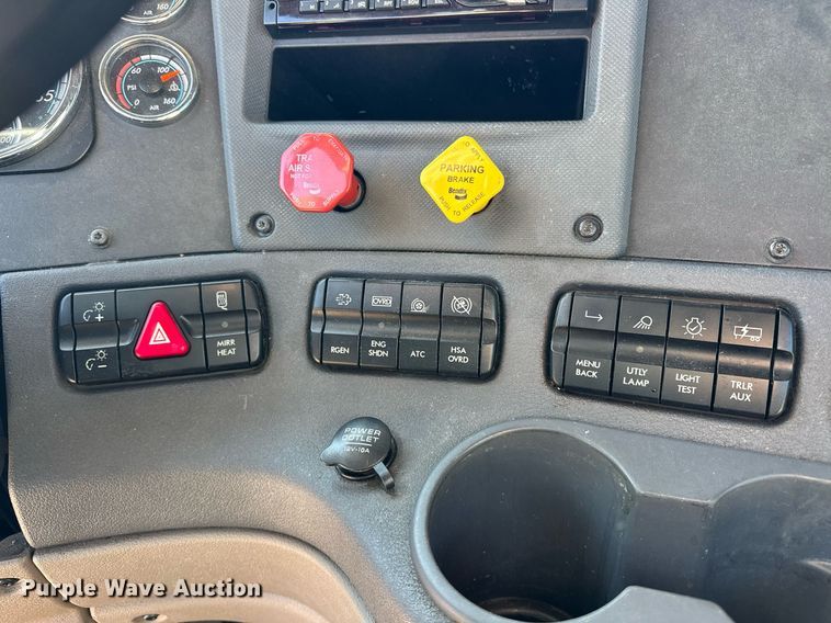 image for item ER4732 2018 Freightliner Cascadia 125 semi truck