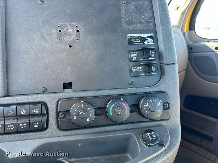 image for item ER4732 2018 Freightliner Cascadia 125 semi truck