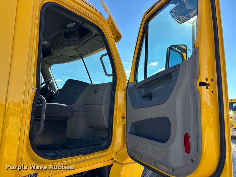 image for item ER4732 2018 Freightliner Cascadia 125 semi truck