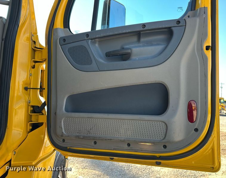 image for item ER4732 2018 Freightliner Cascadia 125 semi truck