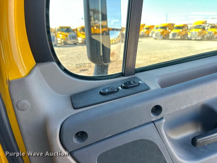 image for item ER4732 2018 Freightliner Cascadia 125 semi truck