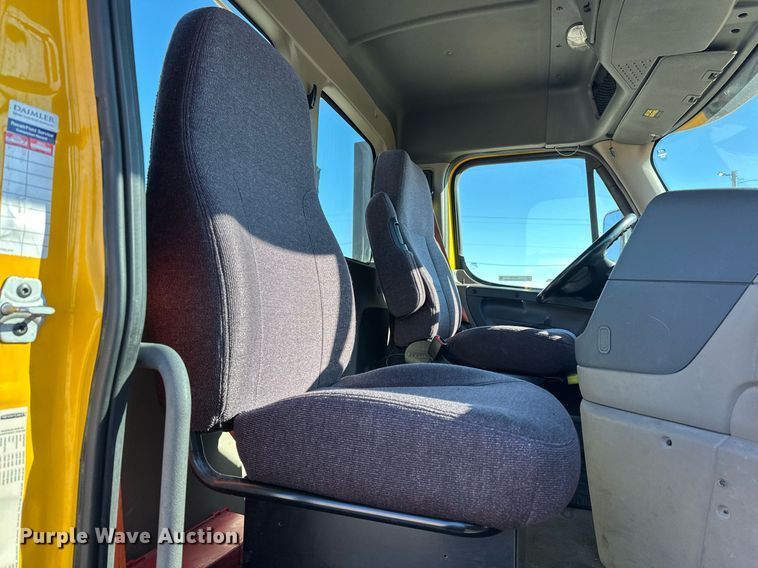 image for item ER4732 2018 Freightliner Cascadia 125 semi truck