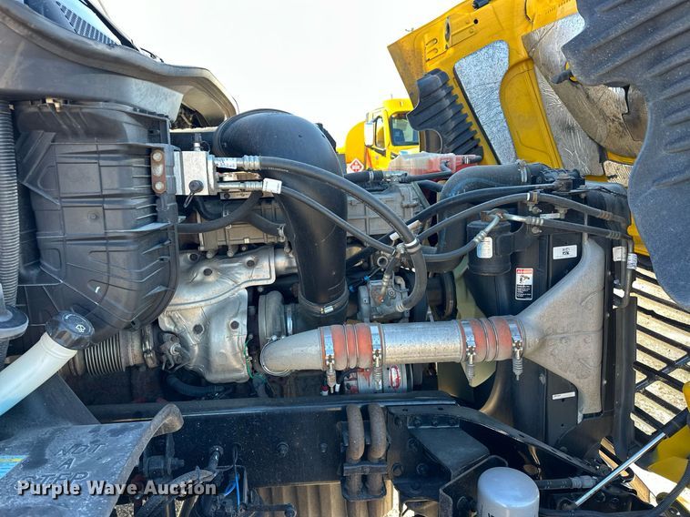 image for item ER4732 2018 Freightliner Cascadia 125 semi truck