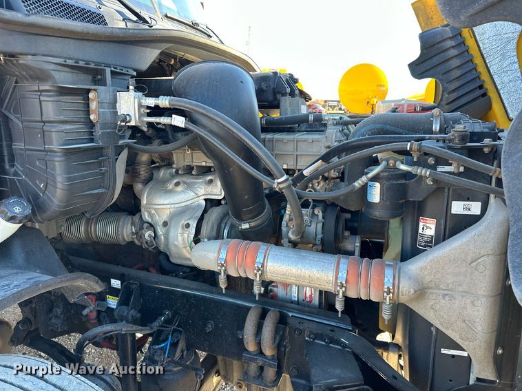 image for item ER4732 2018 Freightliner Cascadia 125 semi truck