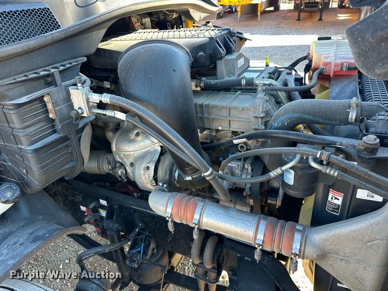 image for item ER4732 2018 Freightliner Cascadia 125 semi truck