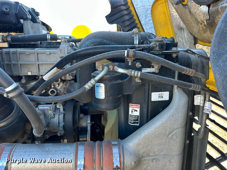 image for item ER4732 2018 Freightliner Cascadia 125 semi truck