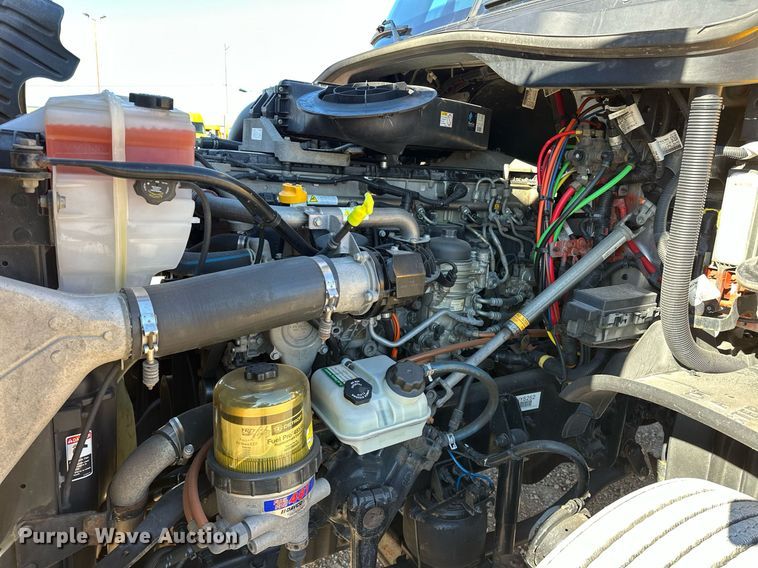 image for item ER4732 2018 Freightliner Cascadia 125 semi truck