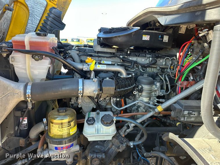 image for item ER4732 2018 Freightliner Cascadia 125 semi truck